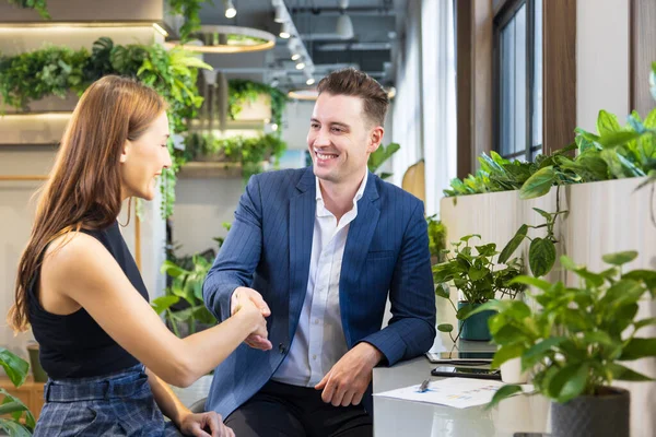 Kaukasischer Geschäftsmann Schüttelt Die Hand Während Grünen Umweltfreundlichen Modernen Arbeitsraum — Stockfoto