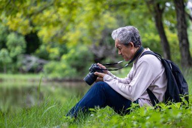 Asya 'nın son sınıf öğrencisi ormanda yürürken aynı zamanda yaşlılara özel bir egzersiz ve doğa terapisi için fotoğraf çekiyor.