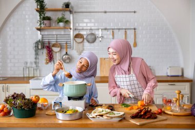 Mutlu bir Arap anne ailesi, kızına mutfakta yemek ve yemek hazırlama dersleri veriyor. Orta Doğu 'da ve İran mutfağında leziz helal yemekler için.