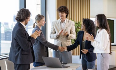 Çeşitli iş adamlarından oluşan bir ekip, yeni stratejik stratejik emlak projesiyle ilgili anlaşma ve el sıkışma anlaşması yapıyor ve diğer meslektaşları tarafından ortaklık için takdir ve alkış alıyor.