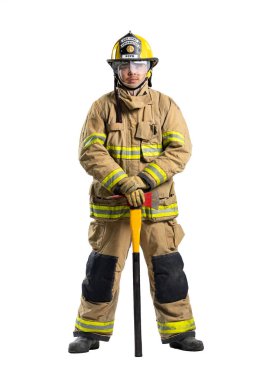 Yanmaz giysili itfaiyeci portresi stüdyoda çekilen baltayla izole edilmiş yangın söndürme operasyonu ve kaza yönetimi için beyaz arka planda.