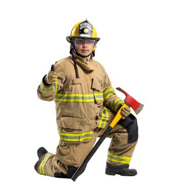 Yanmaz giysili itfaiyeci portresi stüdyoda çekilen baltayla izole edilmiş yangın söndürme operasyonu ve kaza yönetimi için beyaz arka planda.