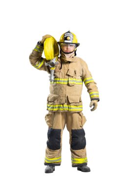 Yangın geçirmez giysili itfaiyeci portresi stüdyoda çekilen su hortumu yangın söndürme görevi ve kaza yönetimi konsepti için beyaz arka planda izole edilmiş.