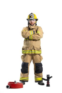 Yangın geçirmez giysili itfaiyecinin portresi. Stüdyoda su hortumuyla çekilmiş. Beyaz arka planda izole edilmiş.