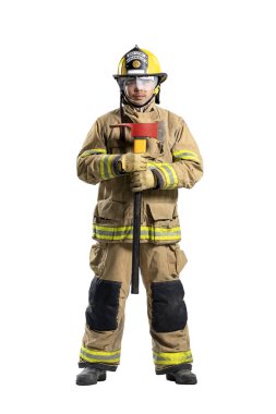 Yanmaz giysili itfaiyeci portresi stüdyoda çekilen baltayla izole edilmiş yangın söndürme operasyonu ve kaza yönetimi için beyaz arka planda kesilmiş.