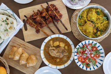 Kurban bayramında Ramazan Bayramı 'nda naan ekmeği, biryani ve tavuk köri güveci ve domatesli soğan salatasıyla Ramazan' da oruç tutmanın en iyi manzarası.