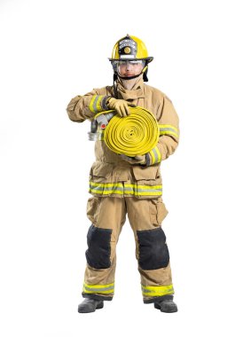 Yangın korumalı itfaiyeci portresi stüdyoda çekilen su hortumu yangın söndürme operasyonu ve kaza yönetimi için beyaz arka planda izole edilmiş.