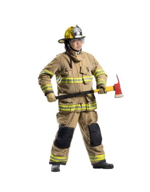 Yangın geçirmez giysili itfaiyecinin portresi stüdyoda çekilen baltayla izole edilmiş yangın söndürme operasyonu ve kaza yönetimi için beyaz arka planda bırakılmış.