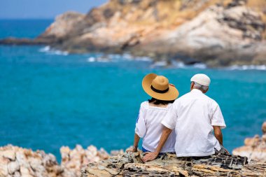 Kıdemli çift yaz tatillerinde sağlıklı bir ilişki ve emeklilik yıllarında mutlu bir evlilik için deniz sahilinde eğleniyor.