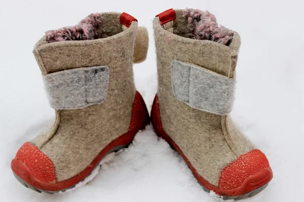 Botas de los niños están en la nieve —  Fotos de Stock