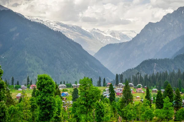 Dağlar arasında bir vadi