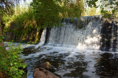 Güneşli bir yaz gününde inanılmaz yapay şelale.
