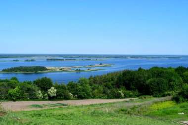 Açık bir yaz gününde Dinyeper nehrinin manzarası
