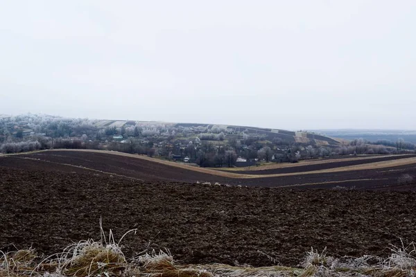 Kışın başlangıcında, kırsal kesimde, buzda