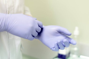 Doktor ellerinde tıbbi eldiven var.