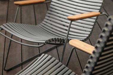 Balkonda iki rahat ve boş şezlong.