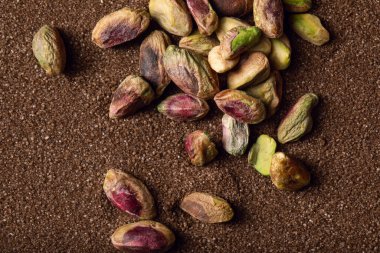 Kahverengi desenli kum zeminli fıstıklar.