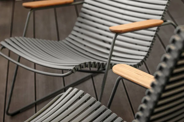 Balkonda iki rahat ve boş şezlong.