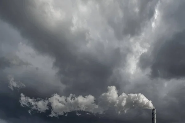 Schoorsteen Diepblauwe Zware Lucht Van Een Thermische Centrale Rook Die — Stockfoto