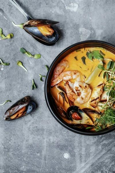 Tayland Tom Yam Baharatlı Çorba Deniz Ürünleri Popüler Tayland Mutfağı — Stok fotoğraf