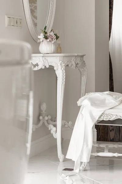 Vestido Vestir Seda Branca Cadeira Perto Mesa Console Branco Interior — Fotografia de Stock
