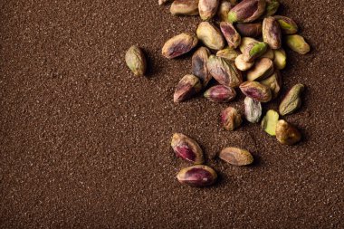 Kahverengi desenli kum zeminli fıstıklar.