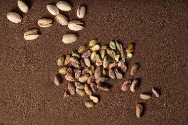Kahverengi desenli kum zeminli fıstıklar.