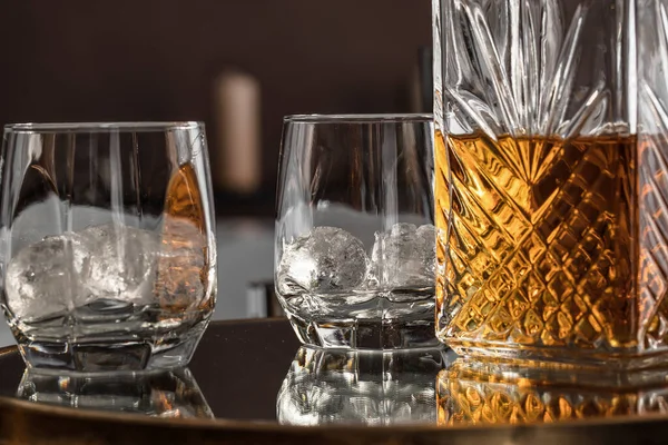 Виски Стеклянный Графин Зал Полный Виски Два Бокала Льдом Камней — стоковое фото