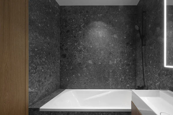 Modernes Minimalistisches Badezimmer Mit Dunkler Innenausstattung Mit Dunklen Steinfliesen Und — Stockfoto