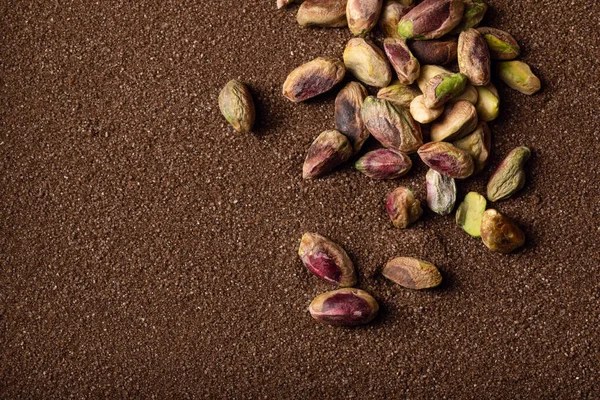 Kahverengi desenli kum zeminli fıstıklar.