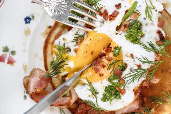 Bovenaanzicht Gebakken Eieren Met Spek Kruiden Proces Van Eten — Stockfoto