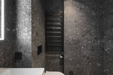 Modern minimalist banyo. Karanlık iç tasarım. Koyu taş kiremitlerle.