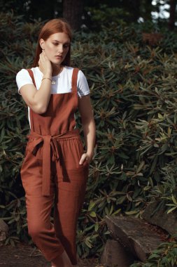 Japon bahçesinde son moda yazda genç ve şık bir bayan model. 