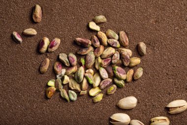 Kahverengi desenli kum zeminli fıstıklar.