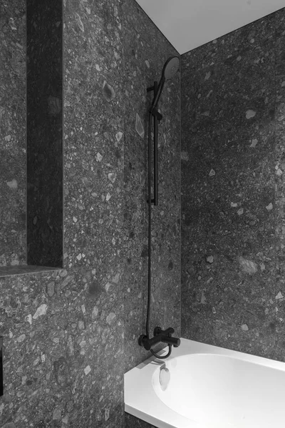 Modernes Minimalistisches Bad Duschbereich Dunkle Innenausstattung Mit Dunklen Steinfliesen — Stockfoto