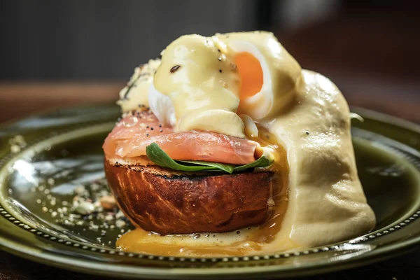 Twee Eggs Benedict Met Zalm Gepocheerde Eieren Hollandaisesaus Een Rustieke — Stockfoto