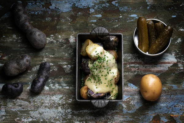 Gemarineerde Gepekelde Komkommers Met Gekookte Rauwe Blauwe Aardappelen Bosgroene Kleiachtergrond — Stockfoto