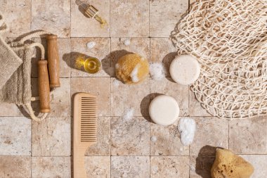 Sıfır atık banyo aksesuarları - sabun, kuru şampuan, deri yüzen vücut bandı, organik sabun köpüğü, ahşap fırça, cilt yağı, dünya üzerindeki ağ torbası.