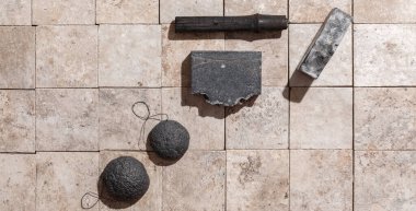 Bambu kömür kömürü banyo aksesuarları - Konjac bambu kömür kömürü kara süngerler, bambu kömür çubuğu ve el yapımı siyah kömür sabunu toprak tonlu taş hikayeleri üst görünüm