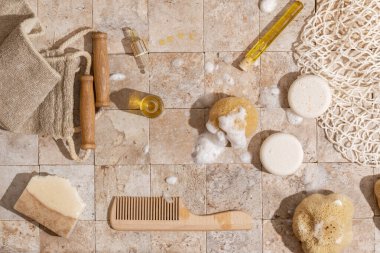 Sıfır atık banyo aksesuarları - sabun, kuru şampuan, deri yüzen vücut bandı, organik sabun köpüğü, ahşap fırça, cilt yağı, dünya üzerindeki ağ torbası.