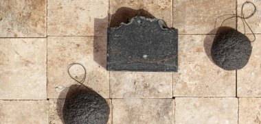 Bambu kömür banyosu aksesuarları - Konjac bambu kömür kömürü siyah süngerler ve el yapımı siyah kömür sabunu toprak tonlu taş hikayeleri üst görünüm