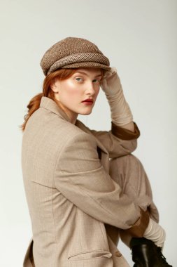 Gatsby 'nin kızıl saçlı güzel bir kadının eski stüdyo portresi.. 