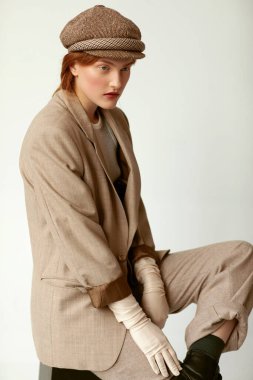 Gatsby 'nin kızıl saçlı güzel bir kadının eski stüdyo portresi.. 