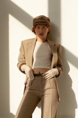 Gatsby 'nin kızıl saçlı güzel bir kadının eski stüdyo portresi.. 