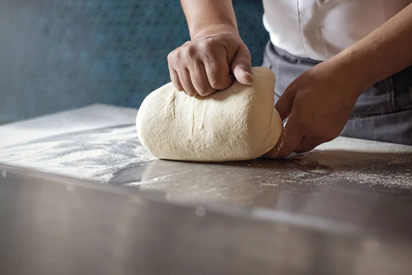 Hacer Masa Para Pan Por Manos Masculinas Cocina Del Restaurante —  Fotos de Stock