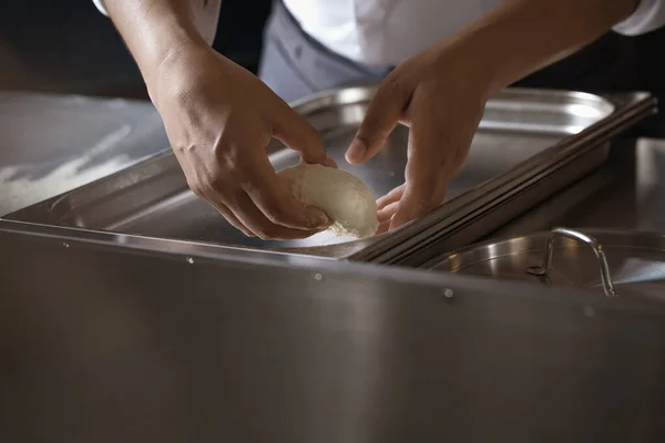 Hacer Masa Para Pan Por Manos Masculinas Cocina Del Restaurante —  Fotos de Stock