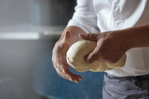 Виготовлення Тіста Хліба Чоловічими Руками Кухні Ресторану Концепція Приготування — стокове фото