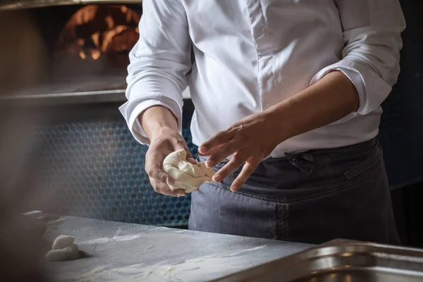 Hacer Masa Para Pan Por Manos Masculinas Cocina Del Restaurante —  Fotos de Stock