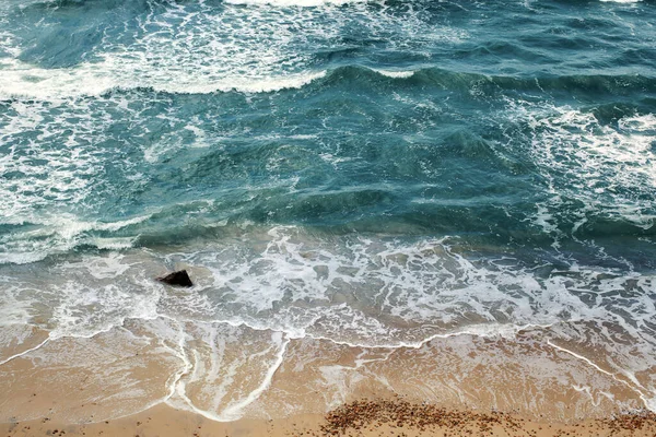 황토색 바닷물 과노란 모래와 일등석이 — 스톡 사진