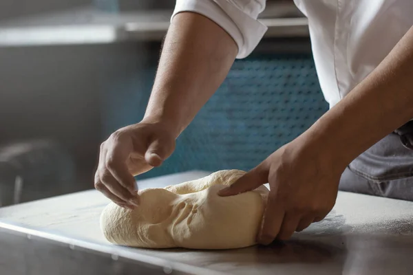 Hacer Masa Para Pan Por Manos Masculinas Cocina Del Restaurante —  Fotos de Stock